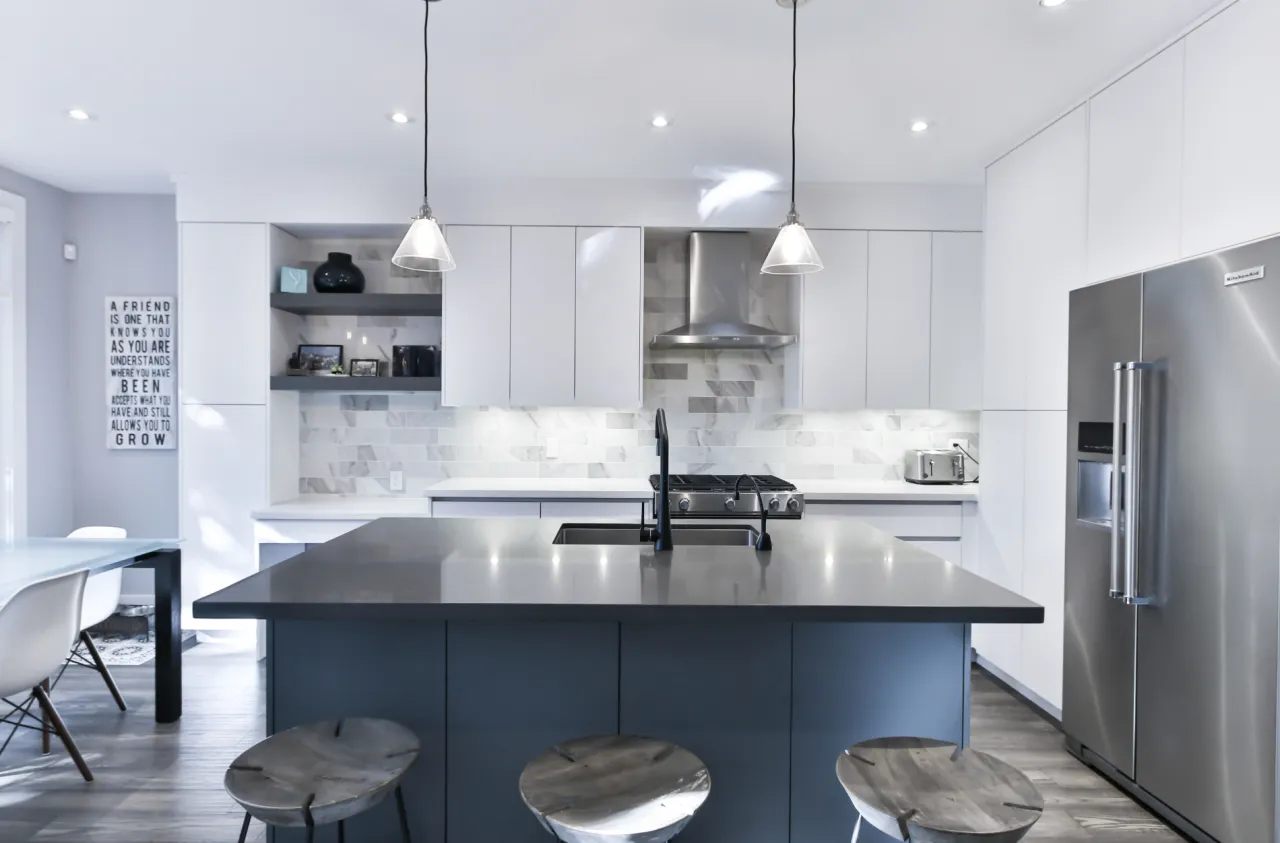 Jaką podłogę wybrać do białej kuchni z czarnym blatem?