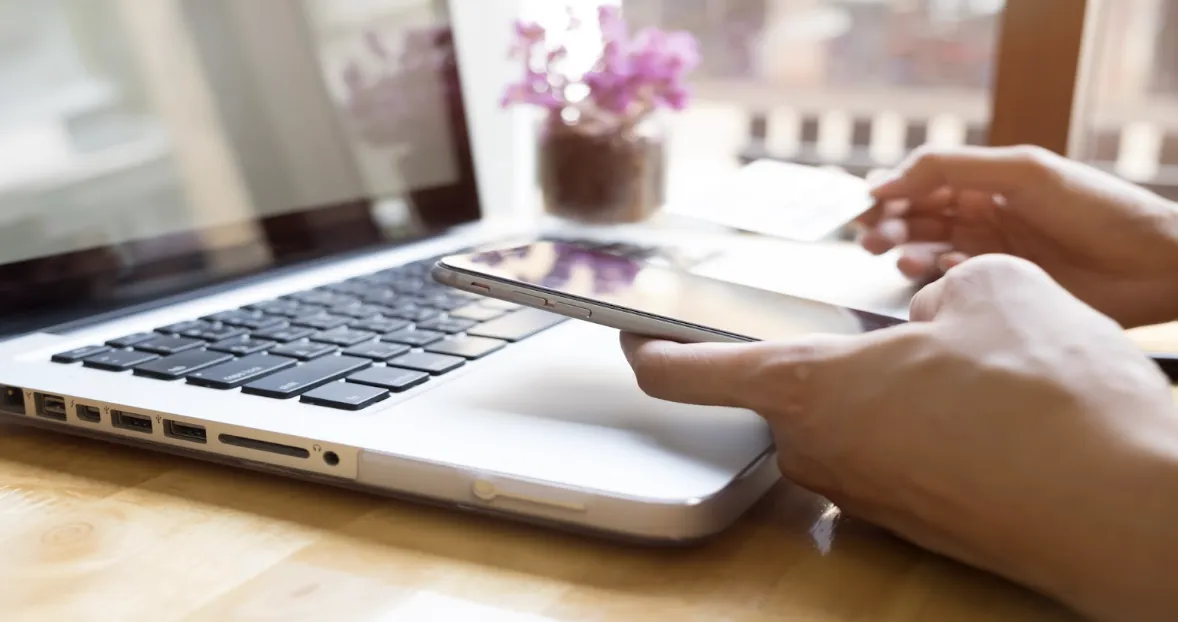 Przelewy bankowe a portfele elektroniczne – która metoda jest lepsza na platformach online?