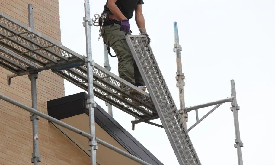 Bezpieczny montaż rusztowania na dachu - krok po kroku