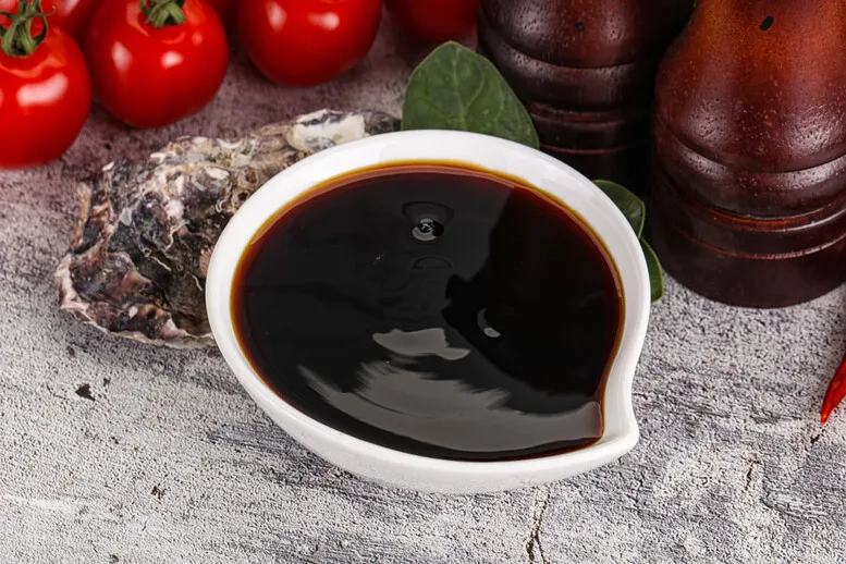 Jaki sos sojowy wybrać? Odkryj różnice między jasnym a ciemnym