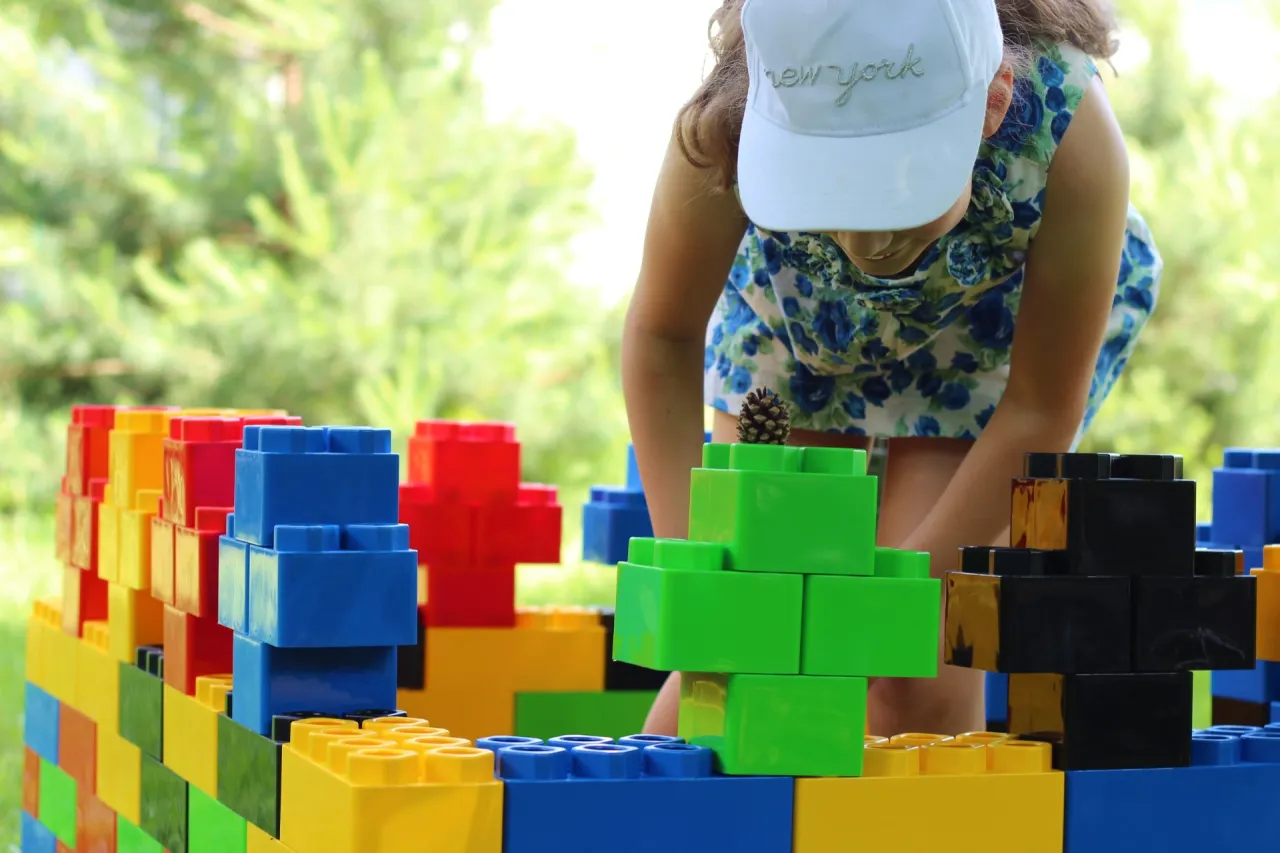 Klocki ogrodowe dla dzieci: jak rozwijają i bawią na powietrzu