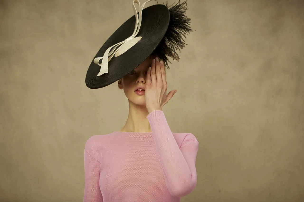 Sombreros Conchitta: Elegancia y variedad en tocados artesanales