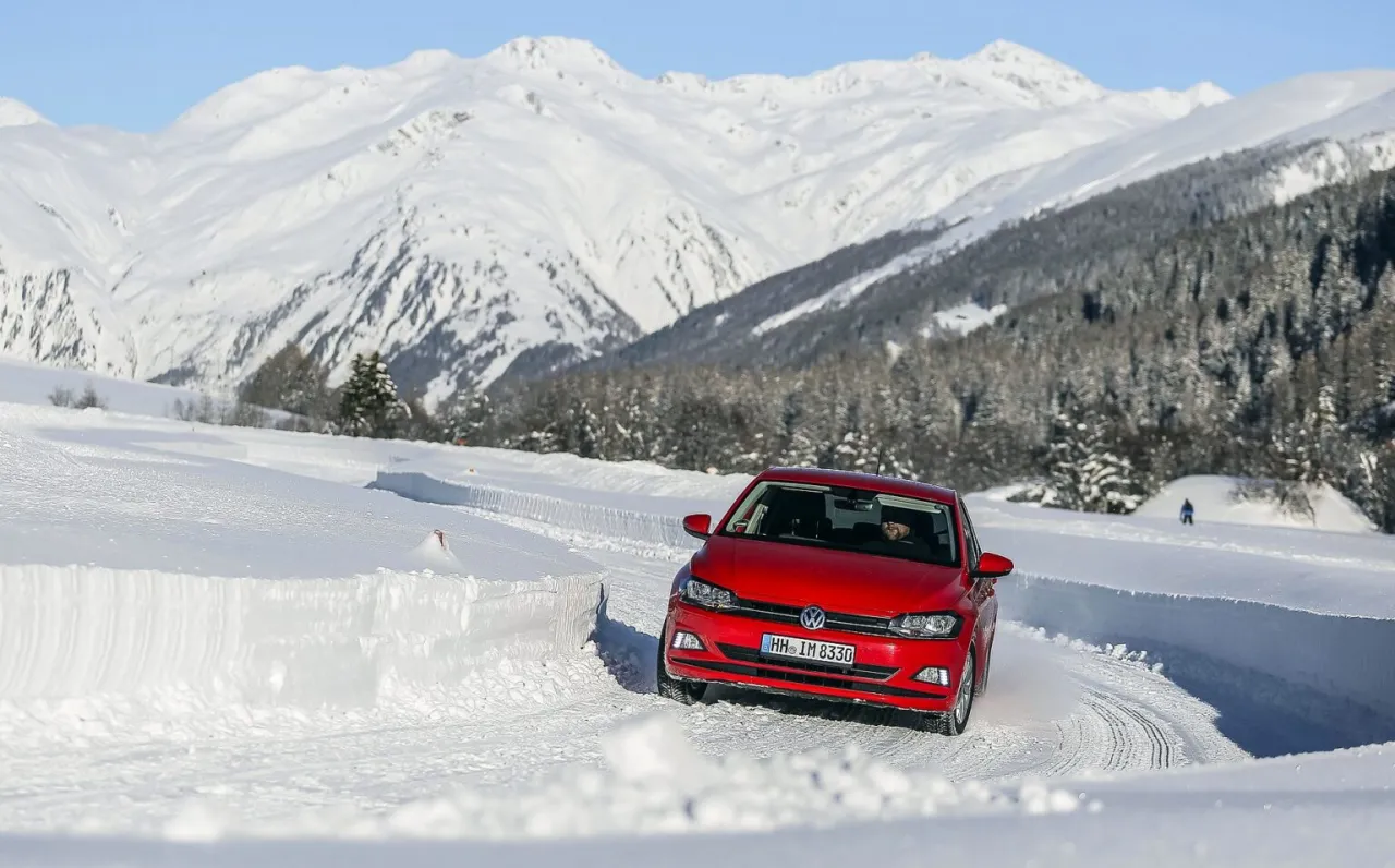 Opony wielosezonowe zimą: czy naprawdę są bezpieczne i legalne?