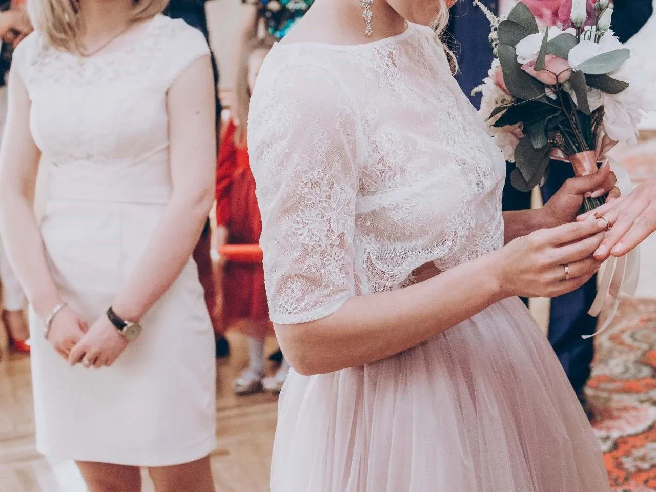 Jak się ubrać na ślub cywilny jako gość? Modne i eleganckie stylizacje dla kobiet