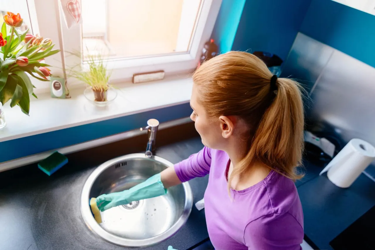 Skuteczne sposoby na mycie zlewu ze stali nierdzewnej bez zarysowań