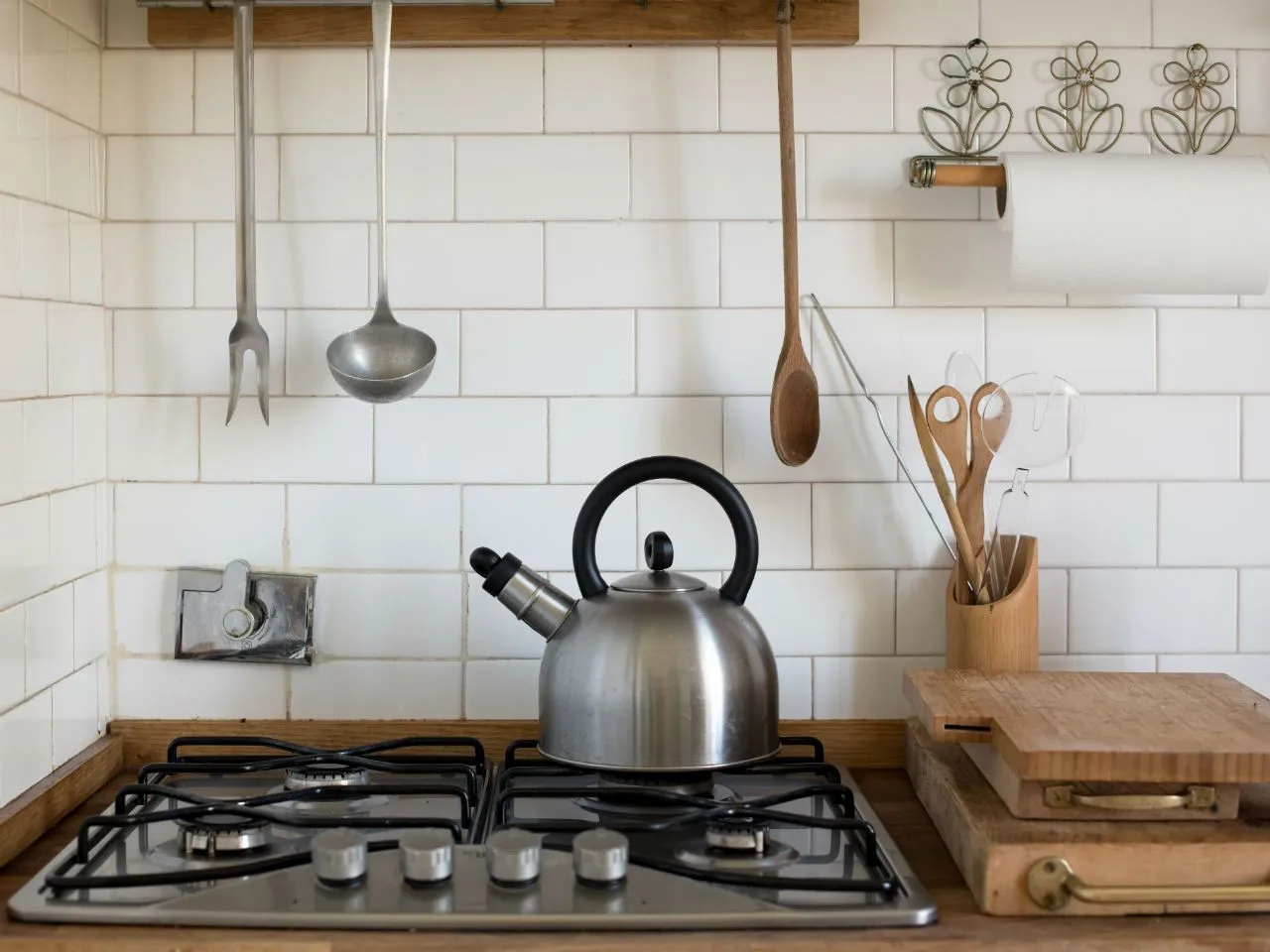 Czym przykryć stare kafelki w kuchni? 5 tanich i trwałych rozwiązań