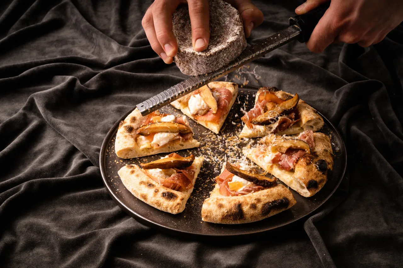 Pizza gourmet co to? Poznaj wyjątkowe smaki i różnice z tradycyjną pizzą