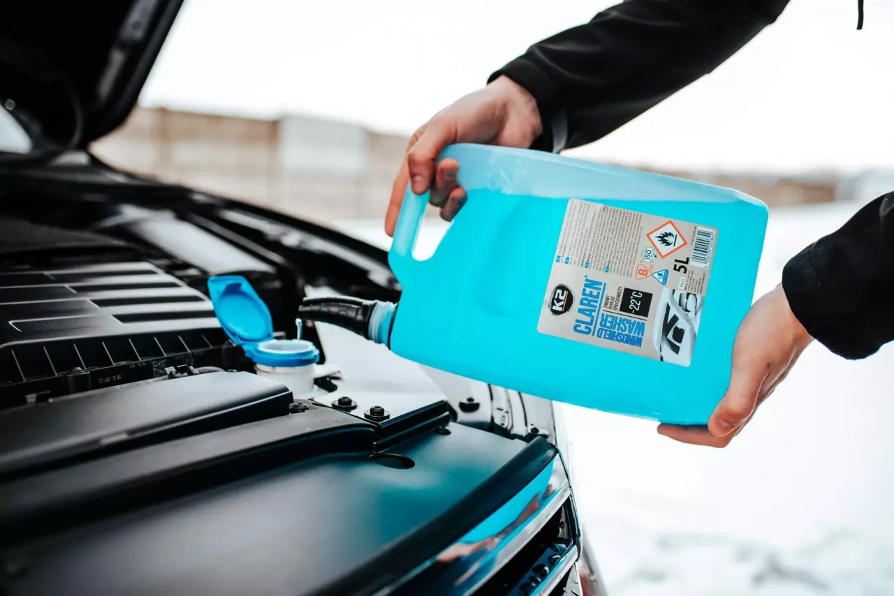 Płyn do spryskiwaczy zamarzł: Co zrobić, by go rozmrozić i używać ponownie?