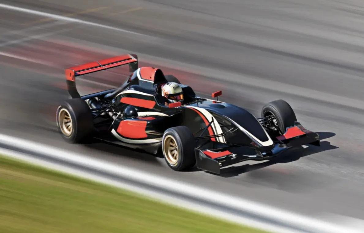 Dlaczego sporty motorowe napędzają innowacje cyfrowe