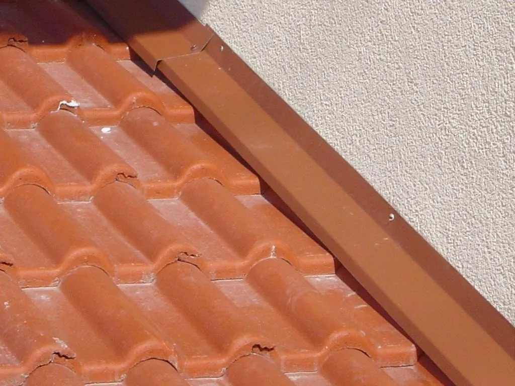 Obróbka dachu przy ścianie: Kluczowe zasady montażu i ochrony