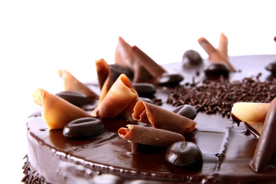 Czekoladowe ozdoby na tort jak zrobić - proste metody na efektowne dekoracje