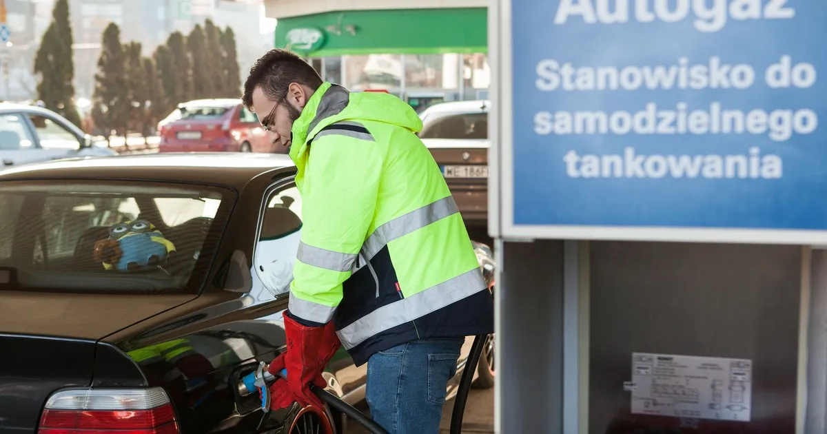CNG i hybryda - co to jest i jakie mają zalety dla kierowców?