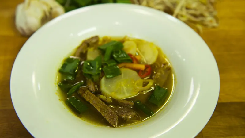 Proste przepisy na zupę z wołowiną i warzywami, które zachwycą