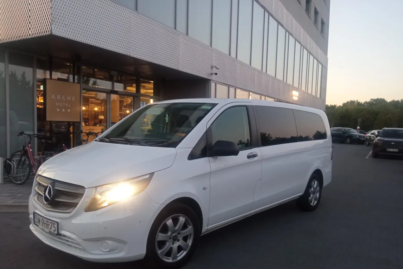 Taxi busem na lotnisko we Wrocławiu