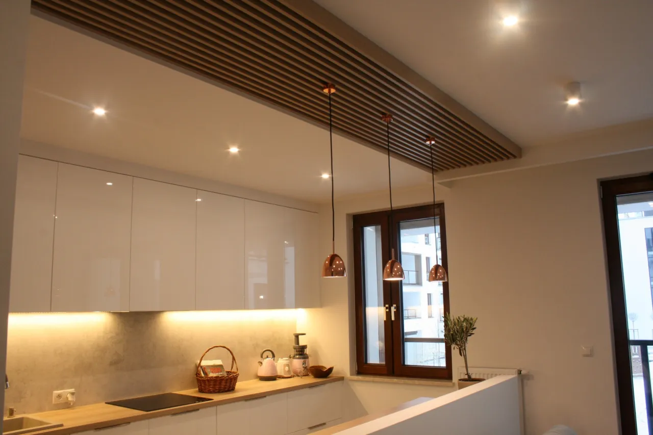 Jakie panele na sufit do kuchni wytrzymają wilgoć i dodadzą stylu?