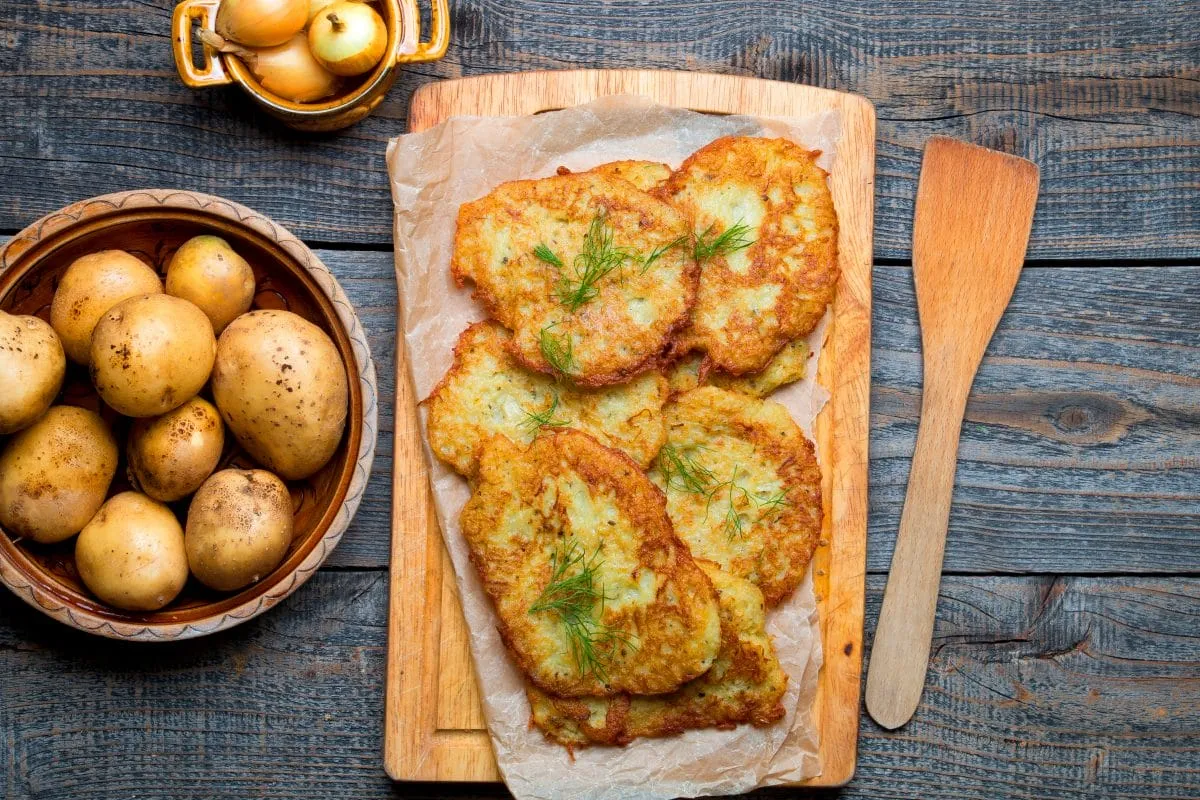 Z czym można zjeść placki ziemniaczane? Odkryj najlepsze dodatki!