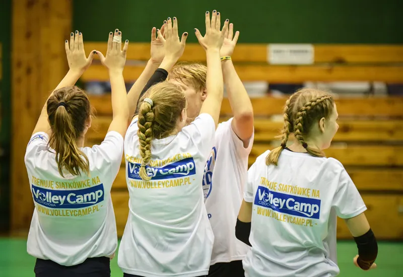 Obóz siatkarski dla młodzieży: kompletny poradnik dla rodziców 2025