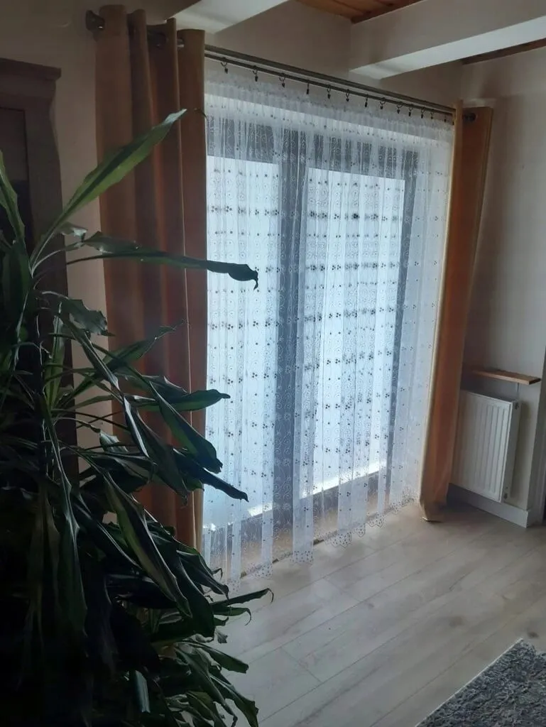 Jaki karnisz do salonu? 7 kluczowych porad przy wyborze