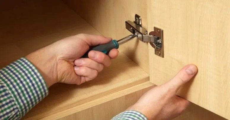 Jak naprawić wyrwany zawias w szafce kuchennej bez zbędnych kosztów
