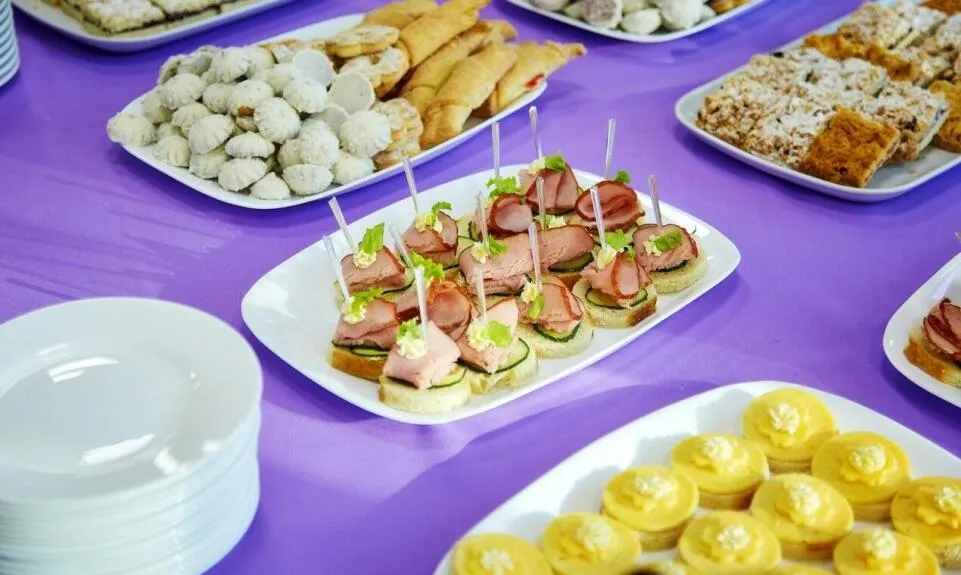 Jakie przekąski na 18 urodziny? Oto najlepsze pomysły na przyjęcie Jakie przekąski na 18 urodziny? Oto najlepsze pomysły na przyjęcie