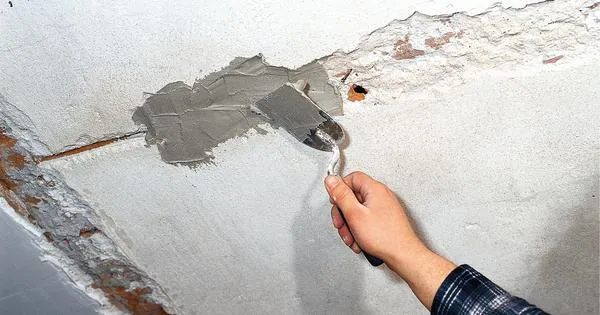 Naprawa ubytków w tynku cementowo-wapiennym: skuteczne sposoby naprawy