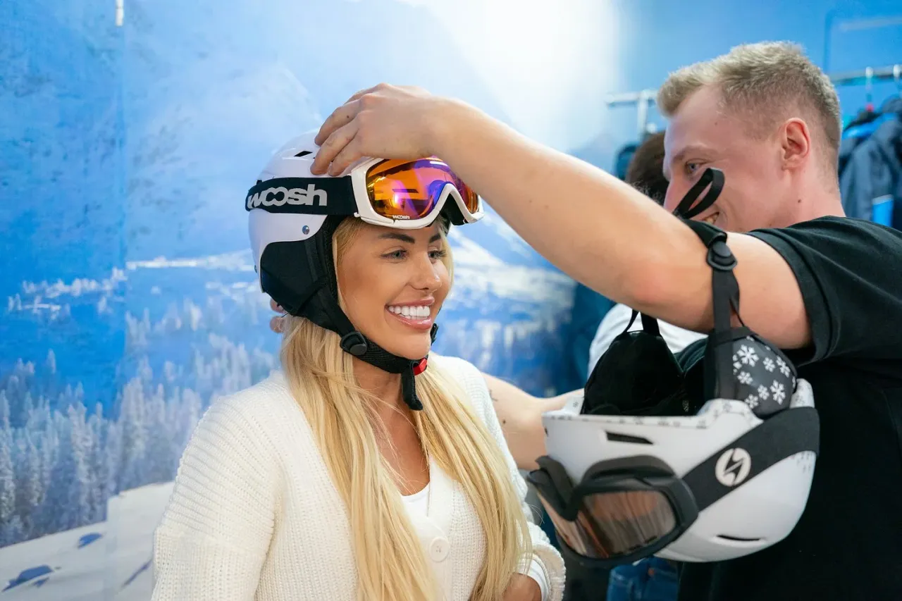 Ile kosztuje wypożyczenie kasku narciarskiego - aktualne ceny w Polsce