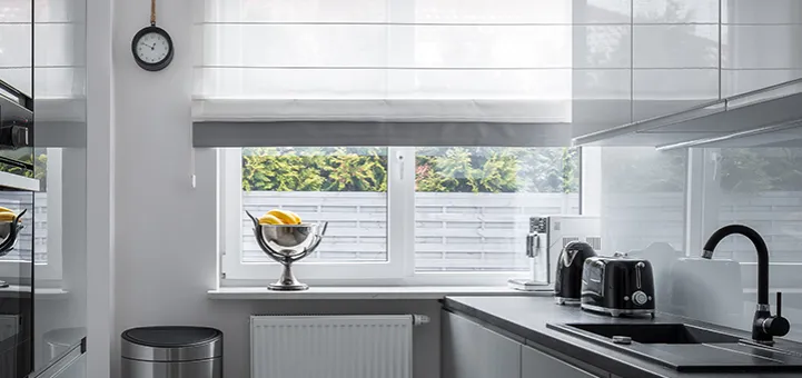 Jak ozdobić okno bez firanki? 5 kreatywnych pomysłów na dekorację