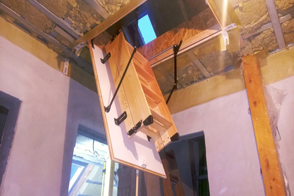 Schody strychowe krok po kroku: uniknij kosztownych błędów przy montażu