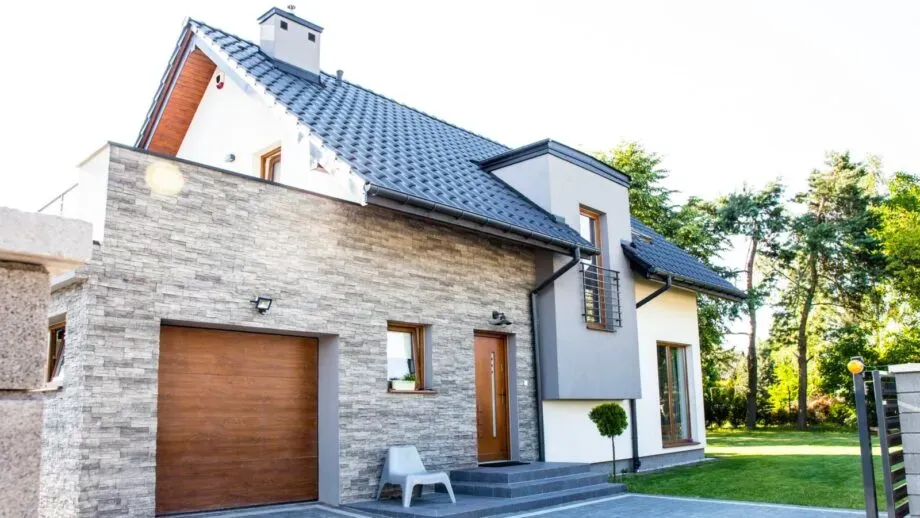 Jakie elewacje najlepiej pasują do okien orzechowych? Oto porady