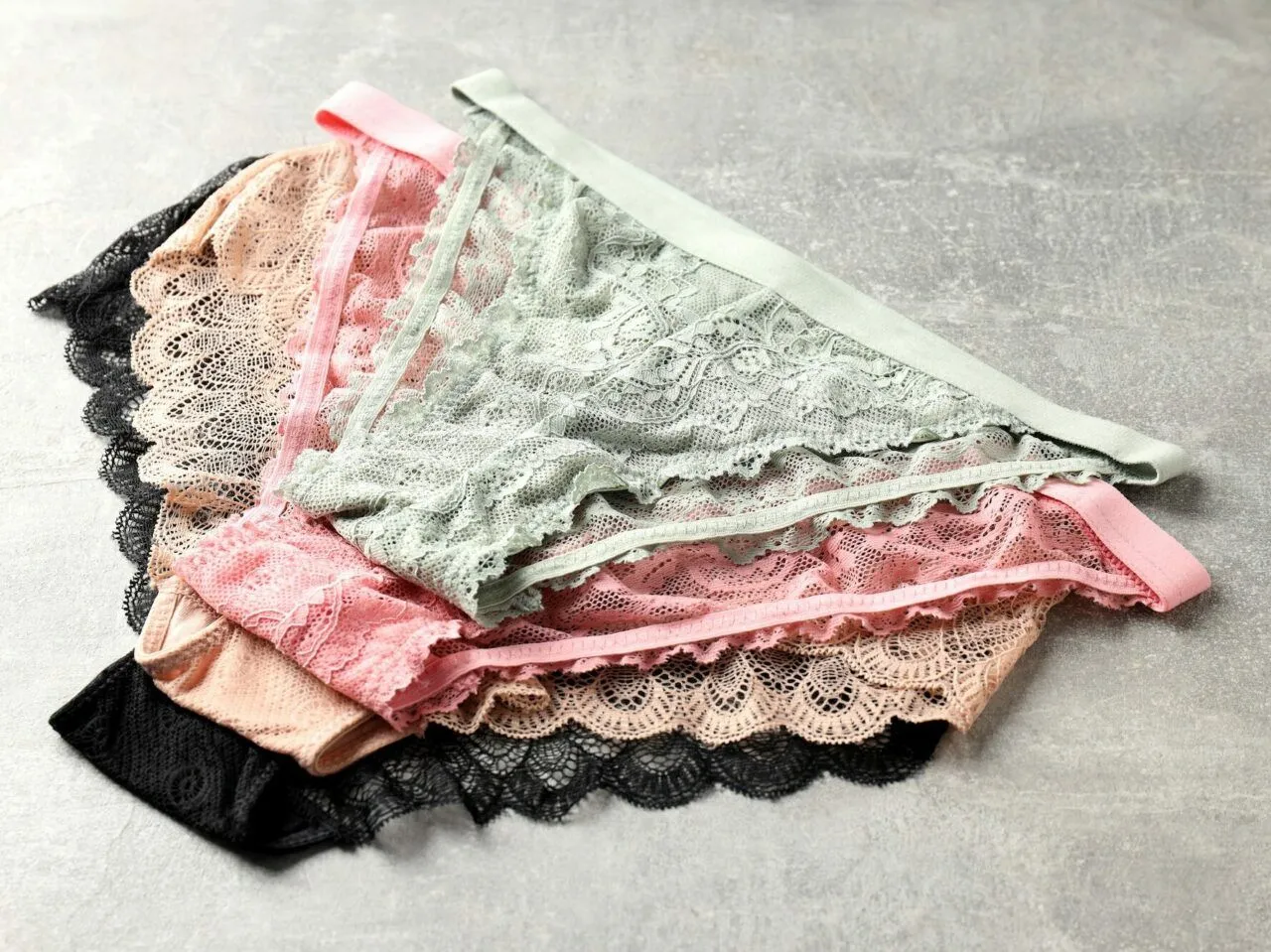 Idealne składanie majtek damskich: Profesjonalne triki oszczędzające miejsce