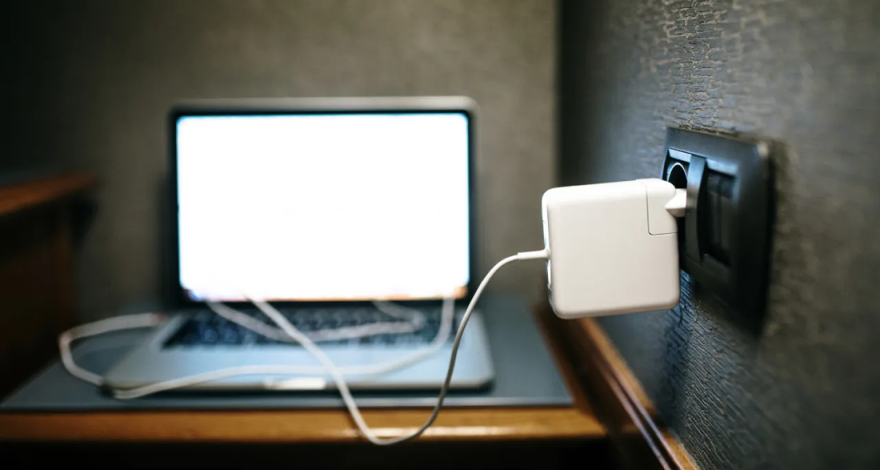 Ile prądu zużywa laptop na godzinę? Zaskakujące fakty o energii