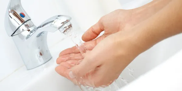 Czy woda w kranie jest chlorowana? Sprawdź, co to oznacza dla zdrowia