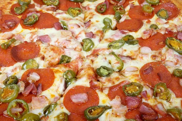 Ile waży pizza 32 cm? Zaskakujące różnice w wadze i składnikach