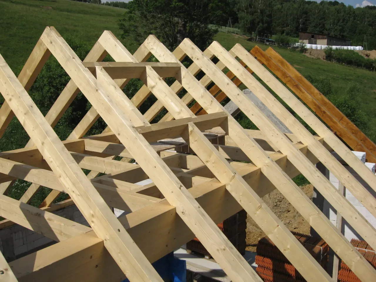 Kotwa do krokwi – kluczowe informacje o rodzajach i mocowaniu krokwi