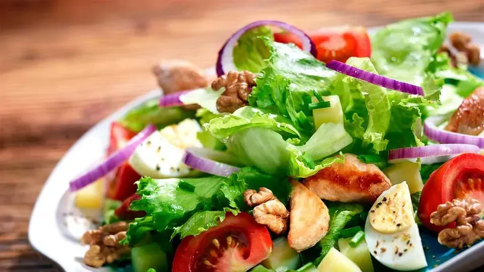 Jaka sałatka do kurczaka? Odkryj najlepsze połączenia smakowe