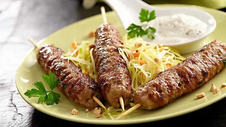 Jakie surówki do szaszłyków? Odkryj najlepsze połączenia smakowe