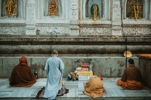 Buddyzm modlitwa: Jak różni się od tradycyjnych praktyk modlitewnych?