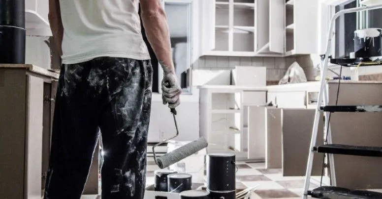 Czym pomalować ścianę w kuchni, aby uniknąć wilgoci i zabrudzeń?