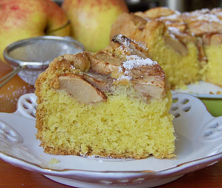 Pyszny przepis na ciasto z jabłkami na oleju, które zachwyci każdego
