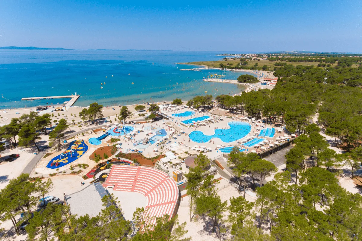 Camping z dziećmi – jak wybrać idealne miejsce z atrakcjami wodnymi?