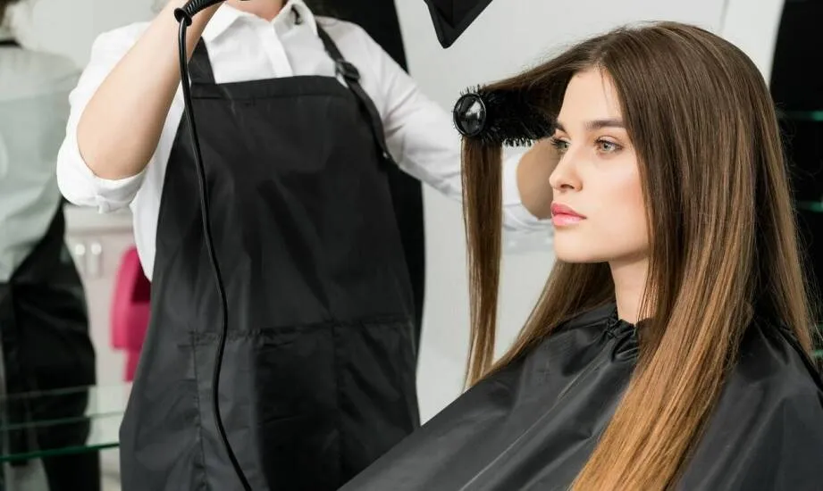 Modelowanie włosów: Tajniki i techniki efektywnej stylizacji