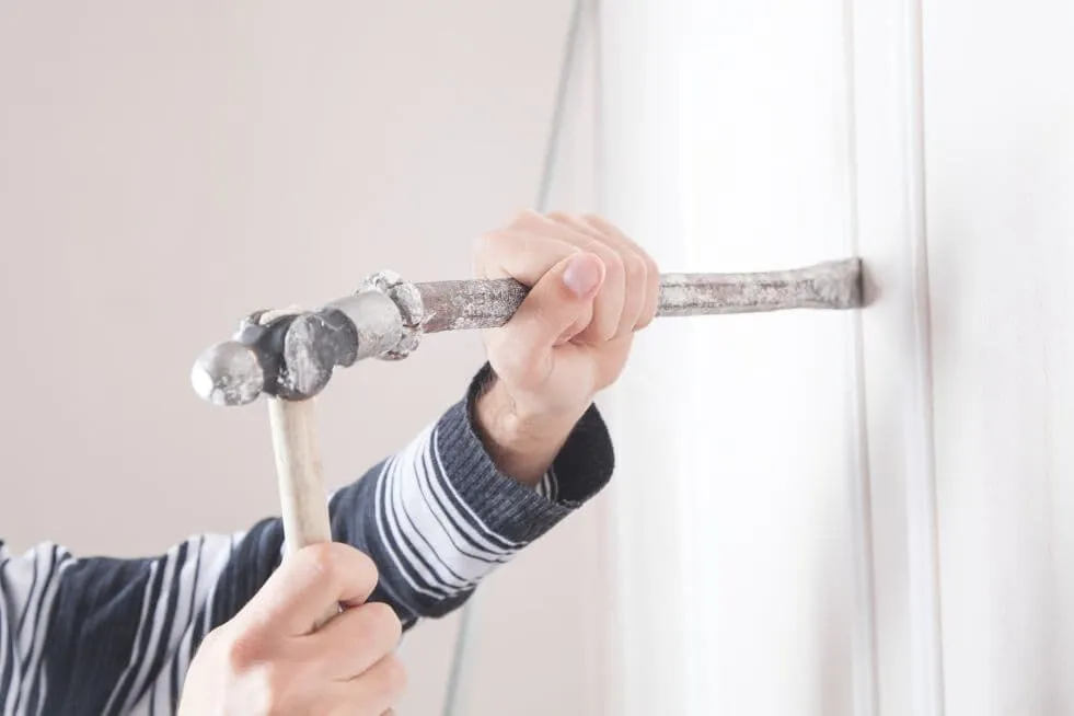 Jak skuć tynk: 8 kroków do skutecznego usunięcia ze ściany