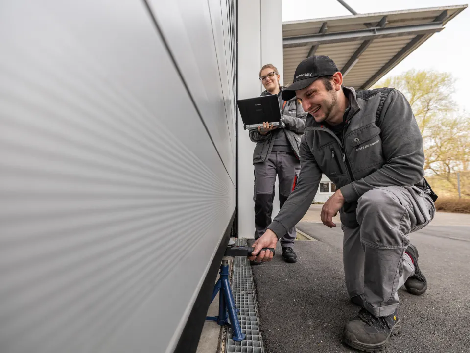 Bramy rolowane w halach produkcyjnych – klucz do płynnej logistyki