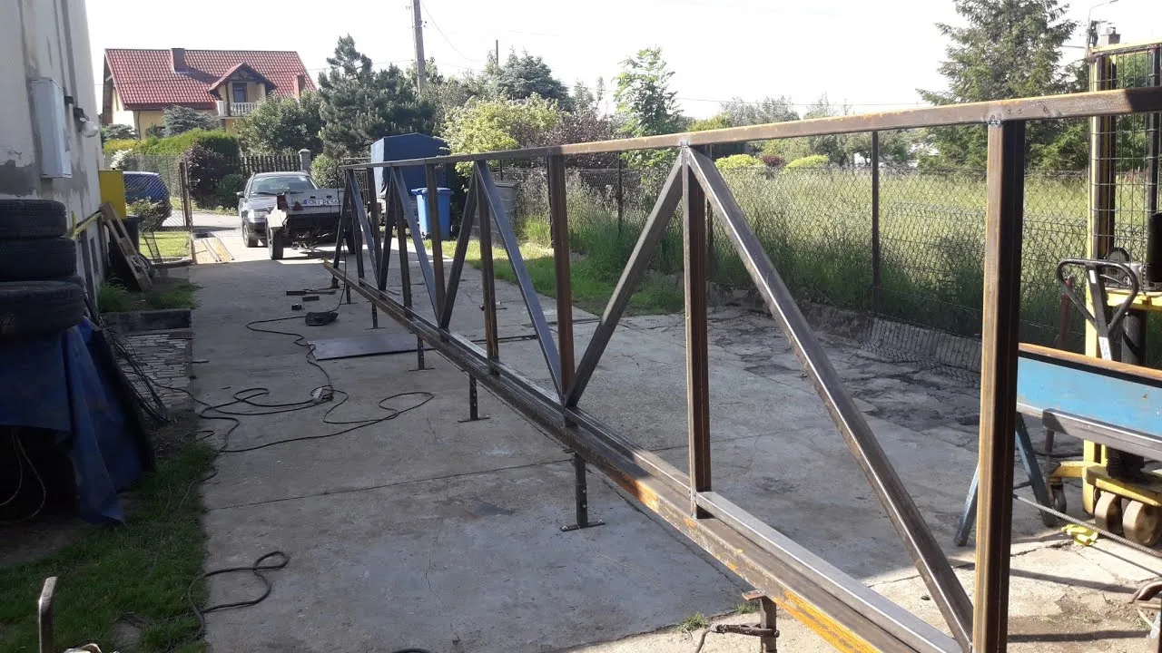 Jak zrobić bramę przesuwna podwieszana - krok po kroku bez problemów