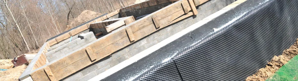 Izolacja typu ciężkiego: skuteczna ochrona fundamentów budynku