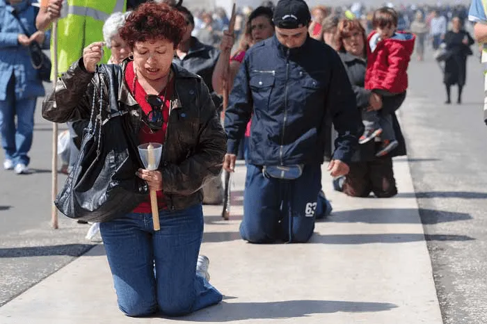 Czy wiara pomaga w znoszeniu cierpienia? Analiza jej wpływu na życie