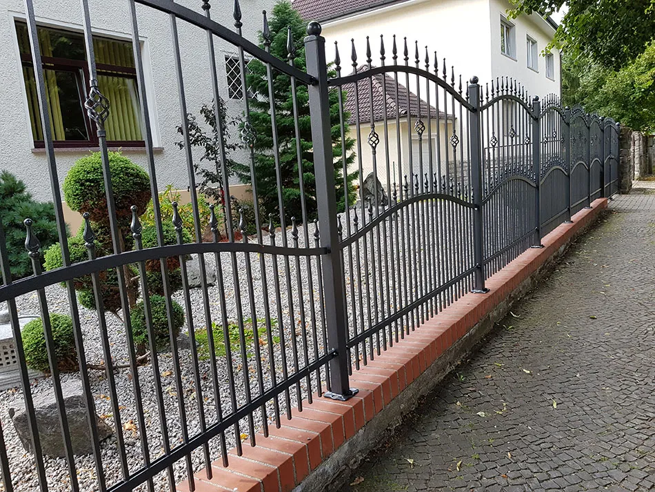 Jaką farbę wybrać do malowania ogrodzenia metalowego, aby trwało?