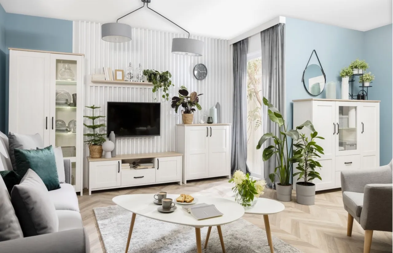 Jak ustawić kwiaty w salonie, by uniknąć chaosu i dodać uroku