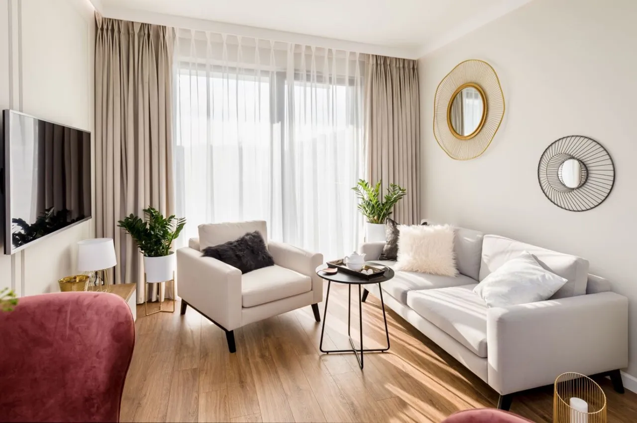 Idealna wysokość lustra w salonie. Uniknij najczęstszych błędów!