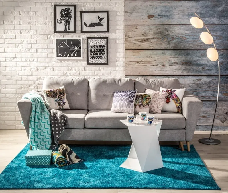 Co na ścianie w salonie? 10 inspirujących pomysłów na dekoracje